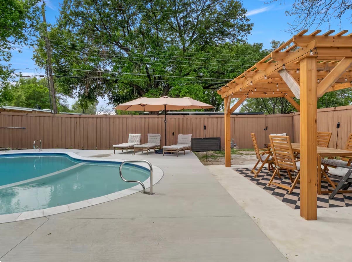 Poolside pergola and landscaped outdoor area at the Dallas Creative Connect location.